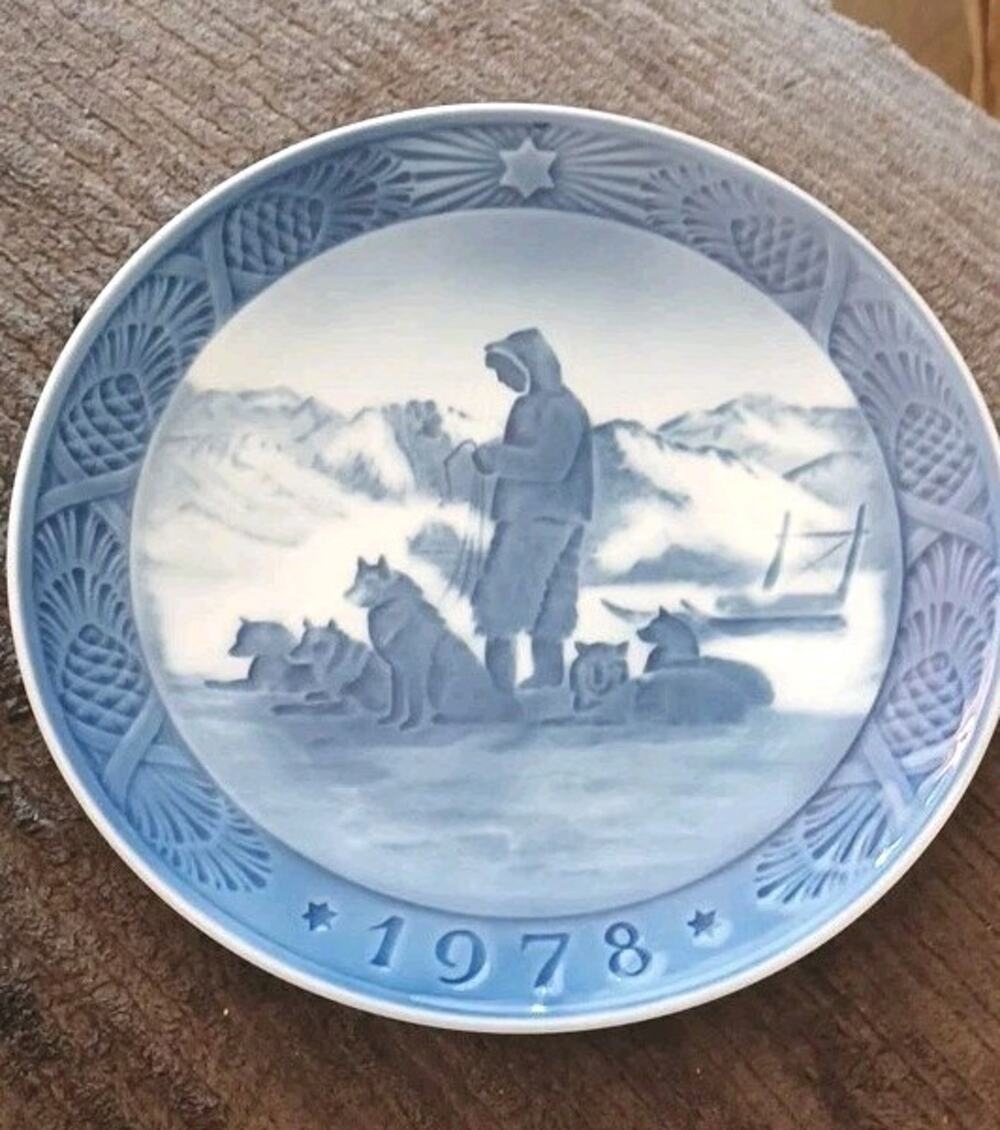 Royal Copenhagen 1978 Blue Decorative Christmas Plate--Greenland Scenery